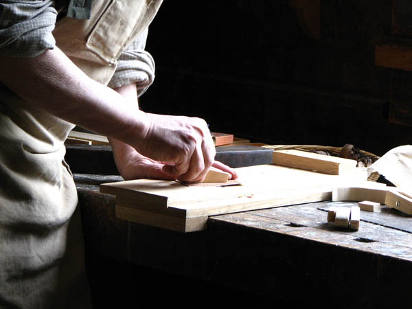Ofrecemos un servicio de <strong>carpintería  de madera y ebanistería en Villarrasa</strong> adaptado a las necesidades del <strong>cliente</strong>.